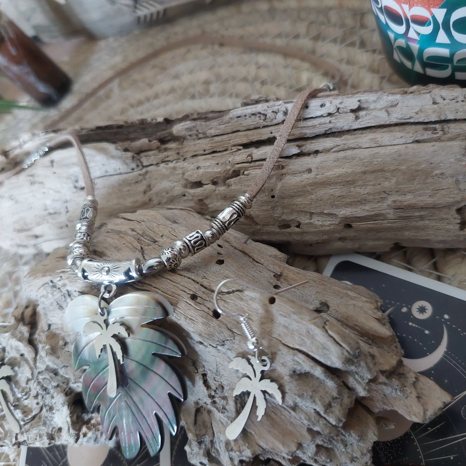 Conjunto bohemio ya llegó el verano, palmera, montará nácar negro, collar beige – photo 6